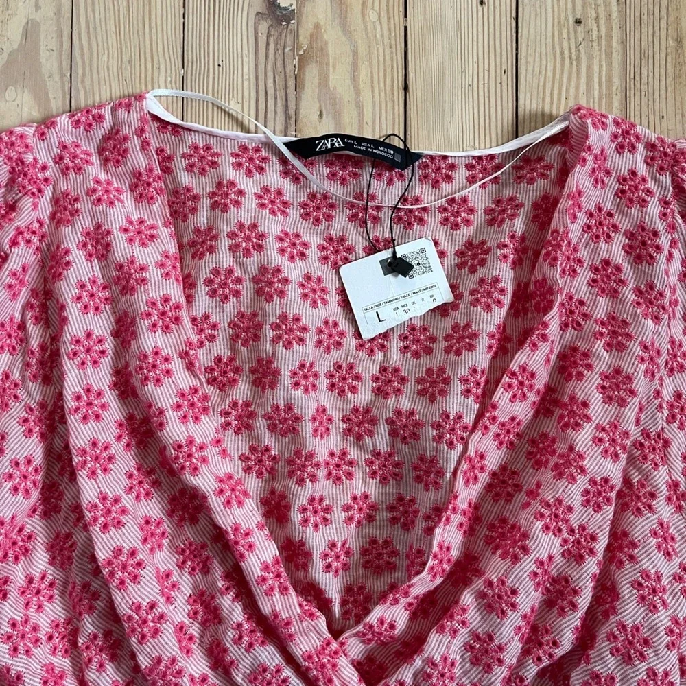 Zara Embroidered Cropped Smocked Blouse Pink‎ Floral Puff Sleeve V Neck Top L